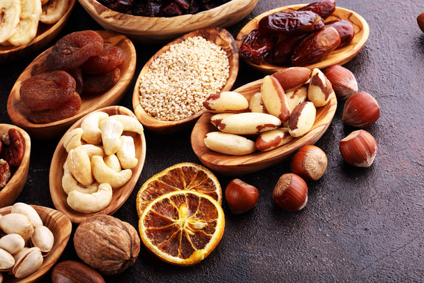 Koostumus kuivattuja hedelmiä ja valikoituja terveellisiä orgaanisia pähkinöitä
. - Valokuva, kuva