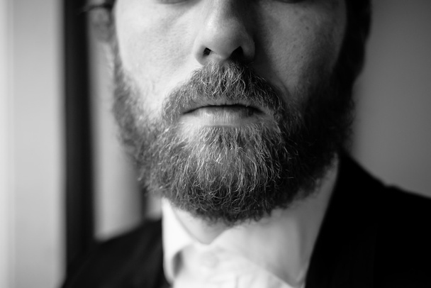 Close-up van knappe baard elegante man - Foto, afbeelding