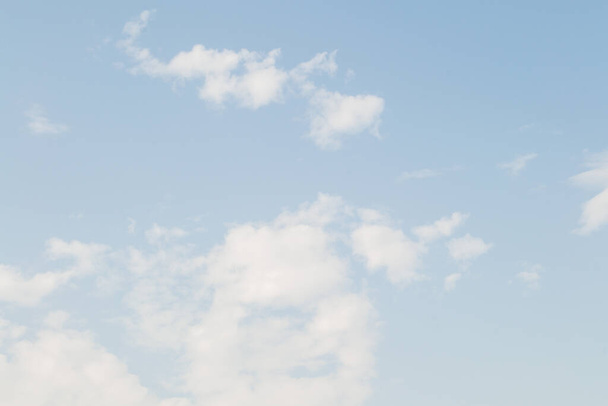 Όμορφος μπλε ουρανός με λίγα σύννεφα σε φωτεινή ηλιόλουστη μέρα - Φωτογραφία, εικόνα