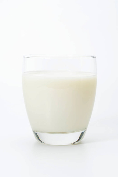 Beyaz arkaplanda bir bardak süt - Fotoğraf, Görsel