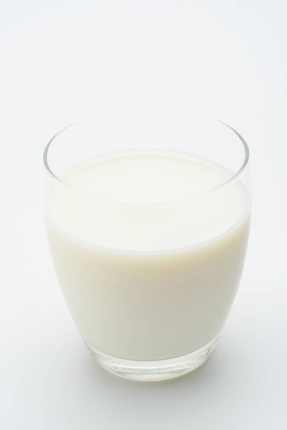 Beyaz arkaplanda bir bardak süt - Fotoğraf, Görsel