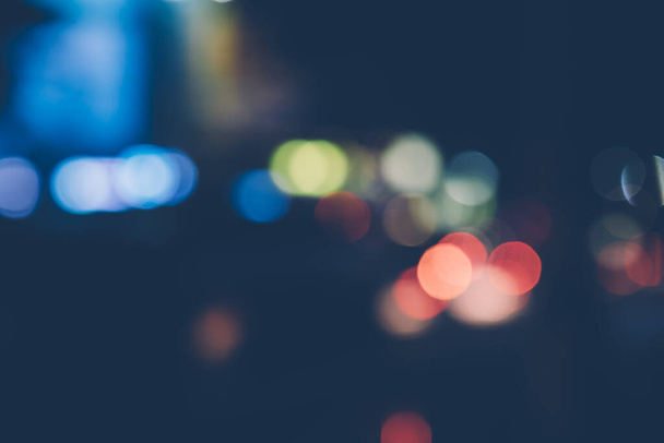 Escena callejera de ciudad desenfocada abstracta por la noche
 - Foto, imagen