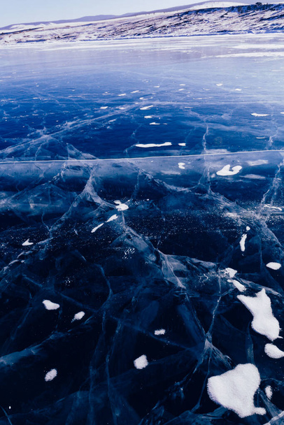 Захватывающий зимний пейзаж. Абстрактный зимний фон. Зимний лед вдоль берега
. - Фото, изображение