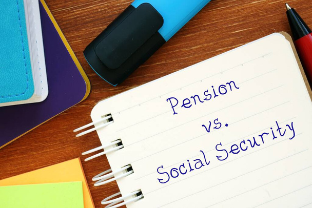 Koncepcja finansowa emerytury vs zabezpieczenia społecznego ze znakiem na arkuszu. - Zdjęcie, obraz