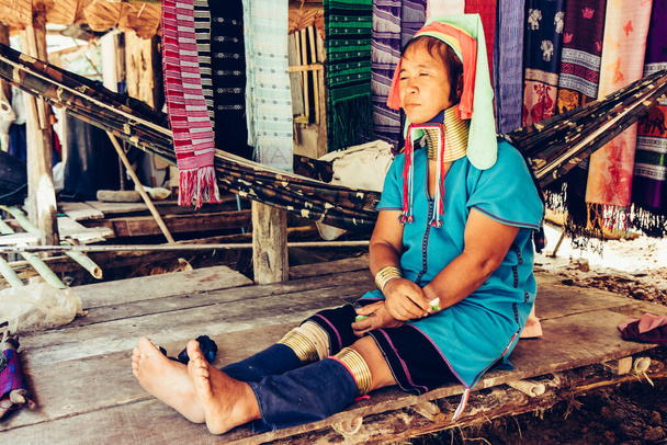 Pitkä kaula Nainen kutoa kangas edessä talonsa heimojen kylässä Pohjois-Thaimaa. - Valokuva, kuva