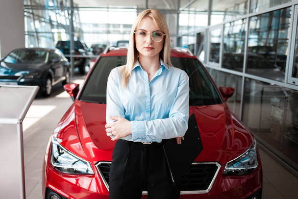 Portret kobiety biznesu na tle samochodu - Zdjęcie, obraz
