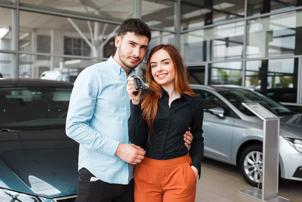 Szczęśliwa para rodzinna z kluczem do nowego samochodu - Zdjęcie, obraz