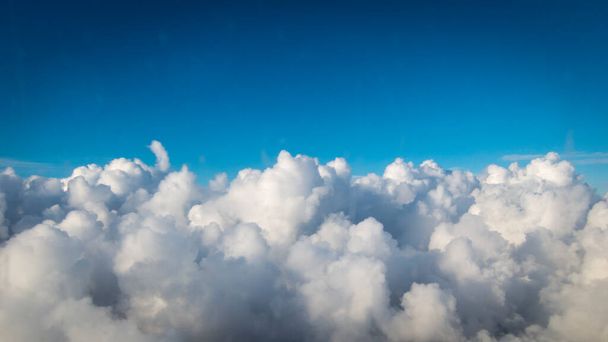 Белые облака и голубое небо - Фото, изображение
