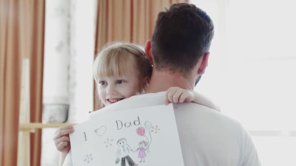 Kleine Tochter zeichnete das Bild für ihren Vater am Vatertag - Filmmaterial, Video