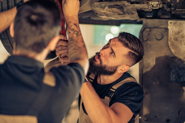 Mechanic in car service.Auto mechanics working in garage.  - Foto, afbeelding
