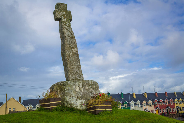 Krzyż w wiosce Tullaghan w hrabstwie Leitrim, Irlandia - Zdjęcie, obraz