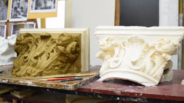 A szobrász agyagmodellt készít egy korinthoszi Capitelről tekercsekkel és kibontott akantusz levelekkel a restauráló műhelyben. - Felvétel, videó