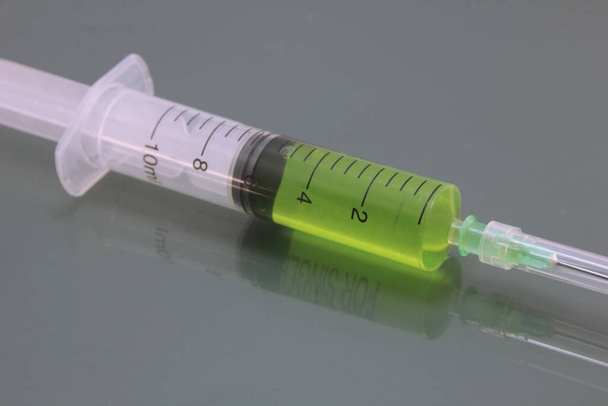 Seringue remplie de protège aiguille isolée. Fournitures médicales pour la vaccination et l'injection
. - Photo, image