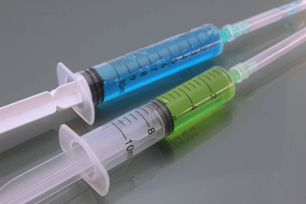 Spritzen mit Nadelschutz isoliert. Medizinisches Material für Impfungen und Injektionen. - Foto, Bild