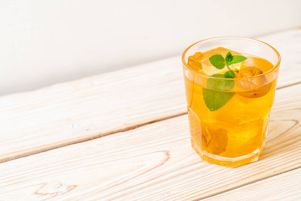 Chinese plum juice with ice and mint - Foto, afbeelding