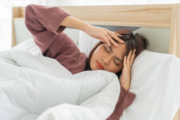 beautiful Asian women headache and sleeping on bed - Foto, immagini
