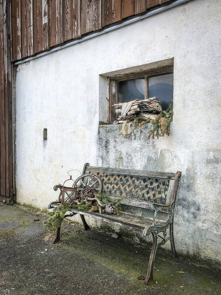 vanha puinen penkki talon lähellä  - Valokuva, kuva