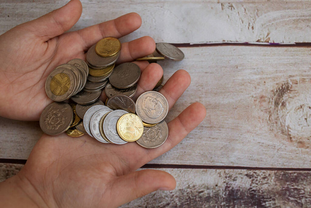 pièces marocaines dans les mains. concept d'économie d'argent
 - Photo, image
