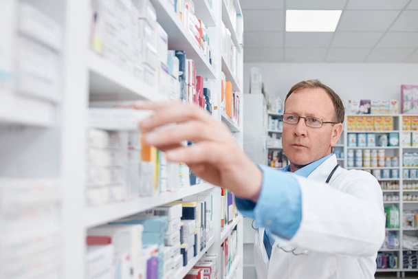 Pharmacien travaillant dans une pharmacie - Photo, image