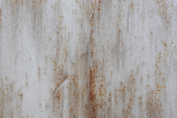 background for the inscription - a metal sheet with traces of rust and white paint - 写真・画像