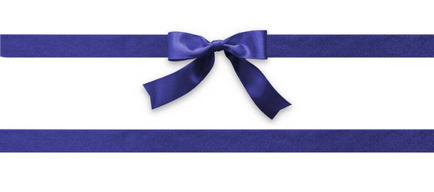 Banda de cinta de lazo azul oscuro satén tela de raya azul marino (aislado en fondo blanco con ruta de recorte) para la caja de regalo de Navidad, banner de tarjeta de felicitación, adorno de decoración de diseño de envoltura presente - Foto, Imagen