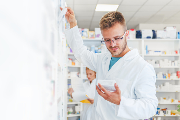 Коллеги-фармацевты и химики, работающие в аптеке
 - Фото, изображение