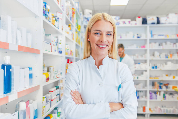 Farmacista donna farmacista in piedi in farmacia farmacia, guardando la fotocamera - Foto, immagini