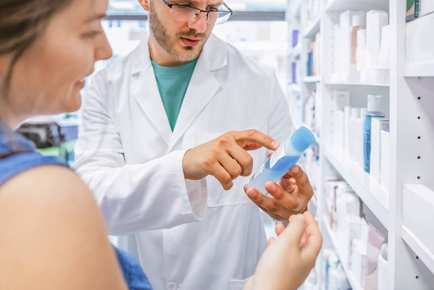 Pharmacien au travail, vendant un médicament et aidant un client - Photo, image