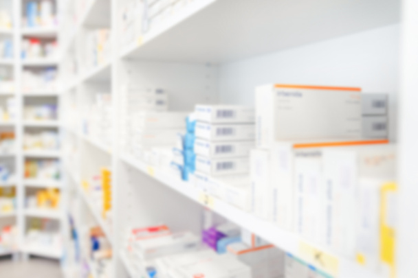 étagères de pharmacie remplies de médicaments fond flou - Photo, image