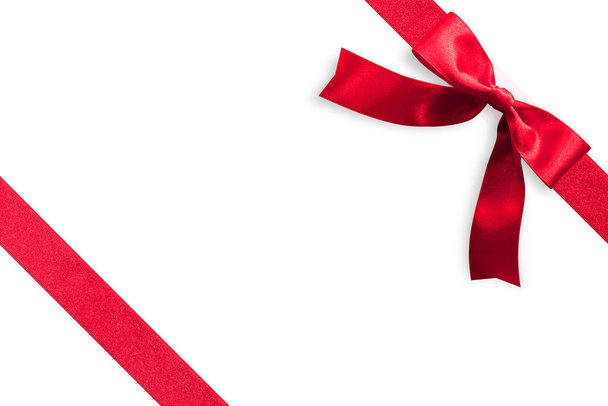 Красный лук атласная лента полоса полосы полосы ткани на углу (изолированы на белом фоне с вырезкой пути) для рождественского праздника подарочная коробка настоящее украшение дизайн упаковки украшения элемент - Фото, изображение