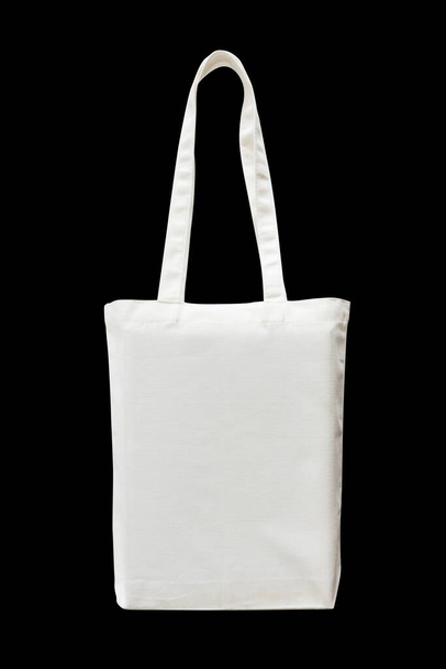 Bolso de tela de tela de lona de hombro blanco para la plantilla de mockup de saco de compras de mujer aislada sobre fondo negro (ruta de recorte) - Foto, imagen