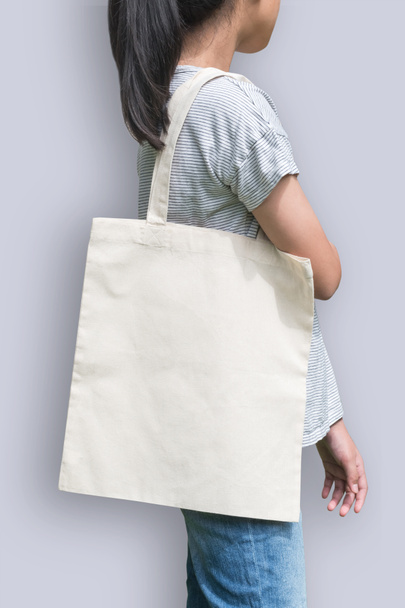 Bolso de mano maqueta en hombro de chica (camino de recorte) en color crema blanco - Foto, imagen