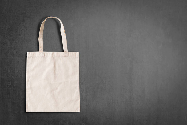 Tecido de sacola tecido shopping sack mockup isolado no espaço com copyboard preto giz (caminho de recorte) - Foto, Imagem