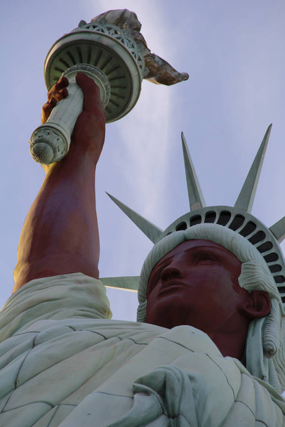 Статуя Лібрі в Нью-Йорку представлена як афро-американська статуя. Концепція інтеграції, толерантності і братерства і концепції проти расизму, нетерпимості і дискримінації - Фото, зображення