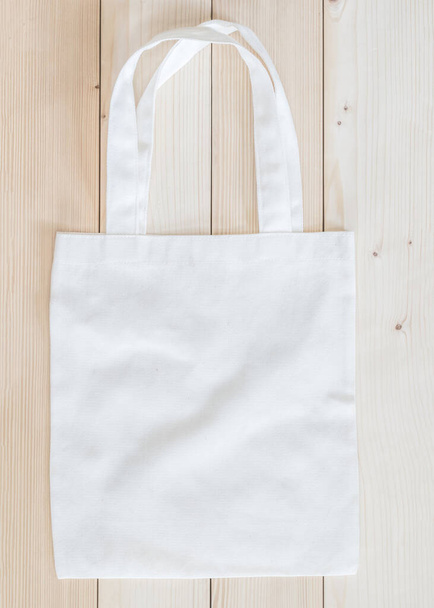 Bolso de mano mock up tela tela tela bolsa de compras en madera blanca - Foto, Imagen