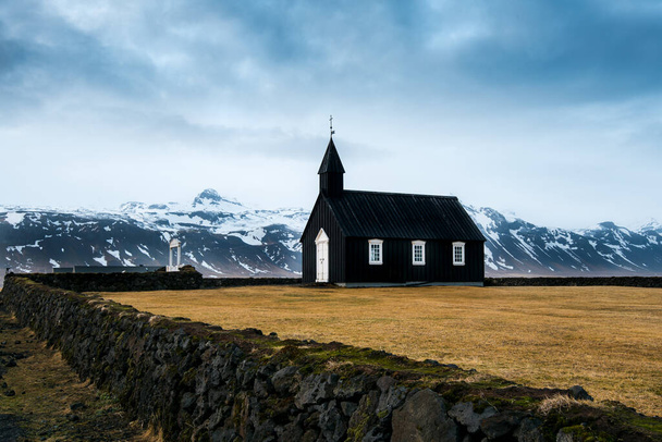 Batı İzlanda 'nın Snaefellsnes yarımadasındaki Budir' in ünlü ve pitoresk siyah kilisesi.. - Fotoğraf, Görsel