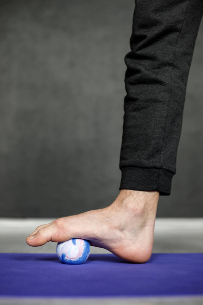 Feet warming up with the small gum ball - Фото, зображення