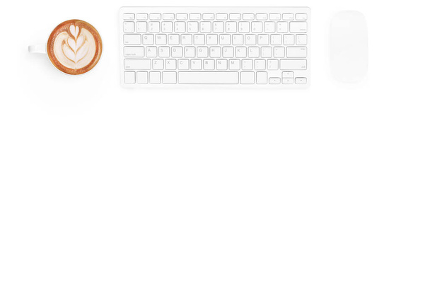 Biały minimalny stół biurowy z myszką komputerową, klawiaturą i filiżanką kawy. Widok z góry z miejsca do kopiowania, płaski leżak. - Zdjęcie, obraz