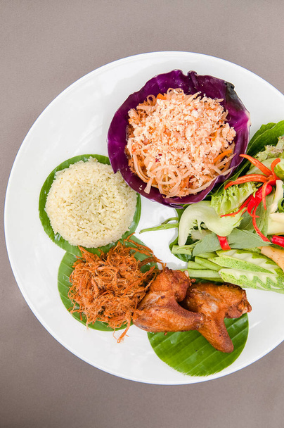 Plat traditionnel thaïlandais, Riz cuisiner avec du lait de coco manger avec Som Tum (salade de papaye), porc sucré râpé et poulets frits
. - Photo, image
