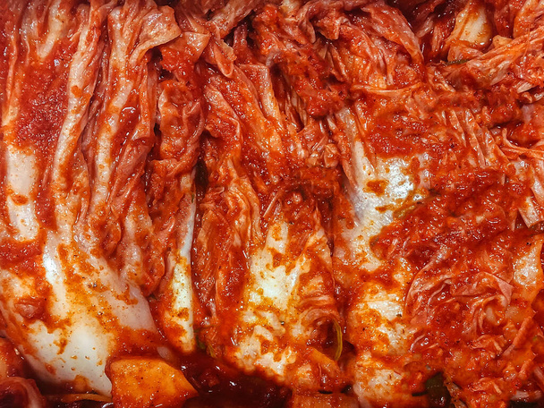 Lähikuva Korean Kaali Kimchi punainen chili pippuri ja vihreä sipuli terveellisiä ruokia tunnetuin lisuke Korean ruokakulttuuria - Valokuva, kuva