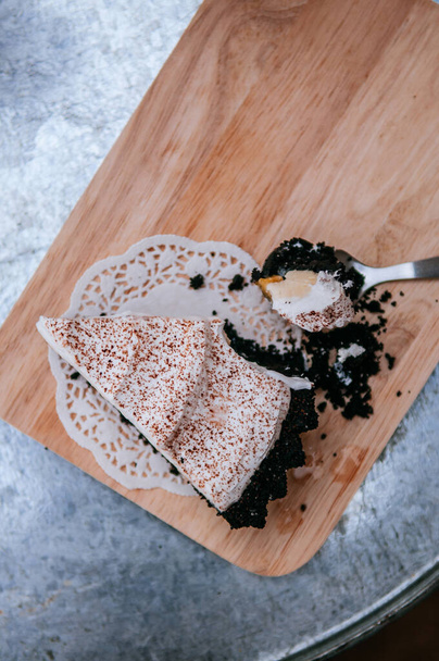 Banoffee gâteau au fromage crémeux avec biscuits au chocolat sur une assiette en bois avec cuillère. gros plan Vue de dessus
 - Photo, image