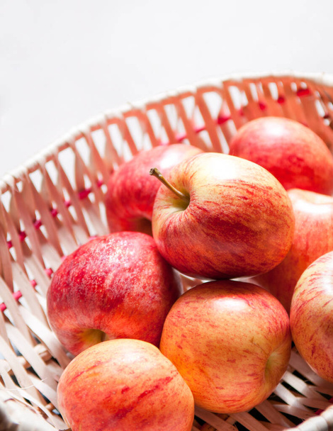 Rode appels in een bamboe mand. - Foto, afbeelding