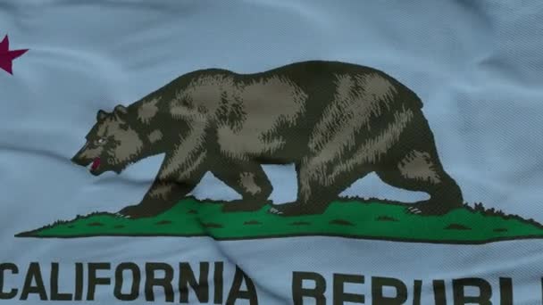 Flaga Kalifornii macha na wietrze przeciwko głębokim, pięknym chmurom - Materiał filmowy, wideo