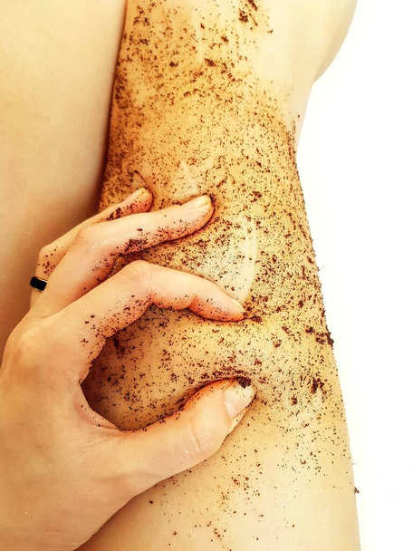 Girls legs close-up with coffee scrub. Spa, beauty treatments, relaxation. Restoring skin elasticity. - Foto, Imagem