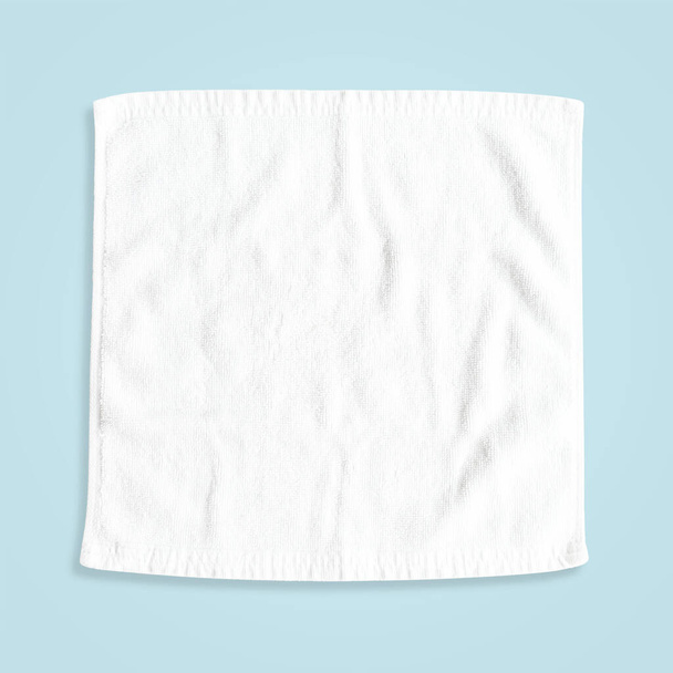 Valkoinen puuvillapyyhe mallintaa mallin neliön kokoinen kangas pyyhin eristetty sinisellä taustalla leikkauspolku, tasainen lay top näkymä  - Valokuva, kuva
