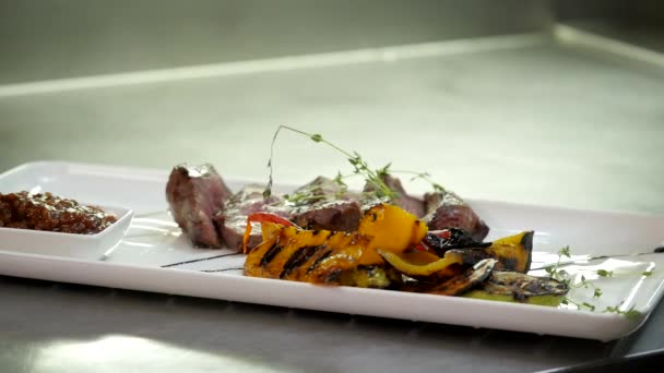 Sliced Beef Steak with Vegetables - Záběry, video