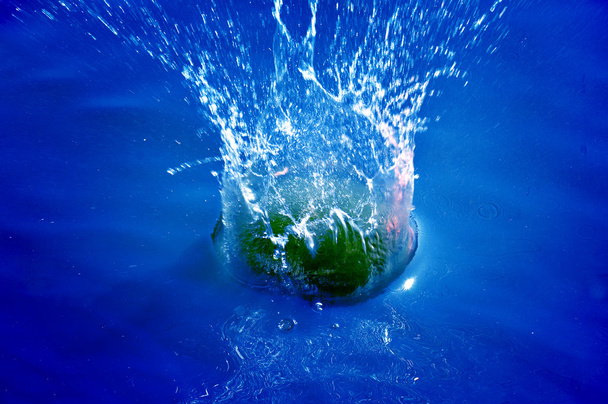 Salpicadura de agua limpia
 - Foto, Imagen