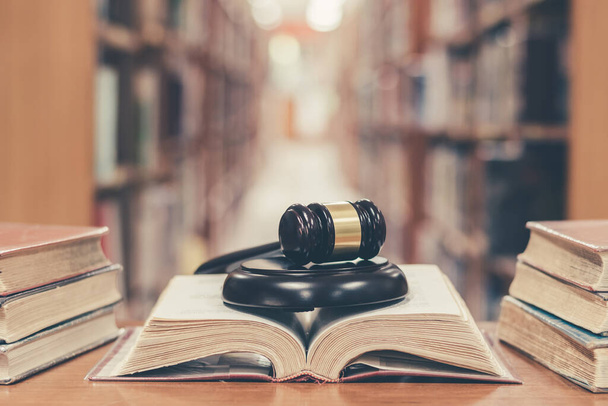 Világkönyv és szerzői jogok napja és nemzetközi jogi koncepció régi könyvvel a könyvtárban Gavel bíróval a nyílt jogi tankönyvről a bírósági levéltári szöveggyűjtemény tantermében - Fotó, kép