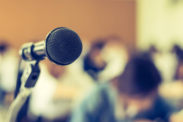 Мікрофонний динамік голосу з аудиторією або студентами в класі семінару, лекційній залі або конференції зустрічі в освітній бізнес-захід для ведучого, вчителя або тренерського наставника
 - Фото, зображення