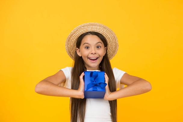 Congratulations. surprised small girl hold present box. pleasant gift. summer holiday celebration. happy holiday party sale. nice little purchase. international childrens day. happy birthday to you - 写真・画像